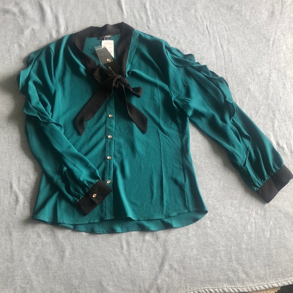 a'gaci Tops - Hunter green ruffle blouse
